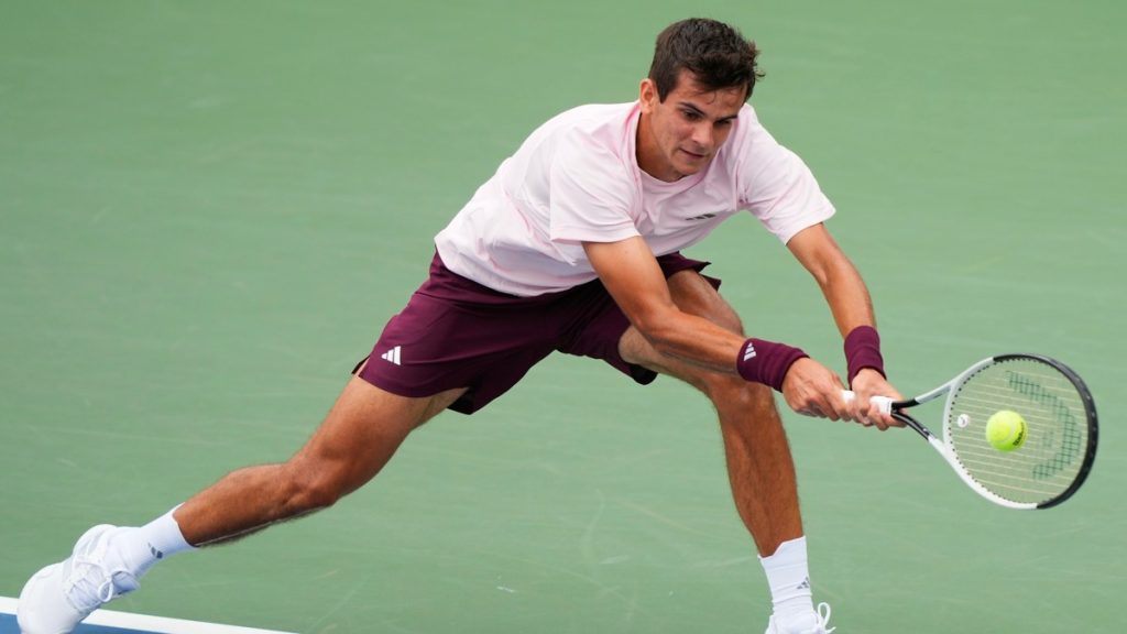 Rafael Jódar se estira para devolver la bola de revés en el US Open
