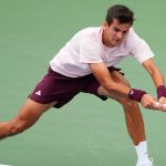 Rafael Jódar se estira para devolver la bola de revés en el US Open