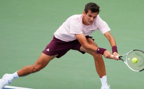 Rafael Jódar se estira para devolver la bola de revés en el US Open