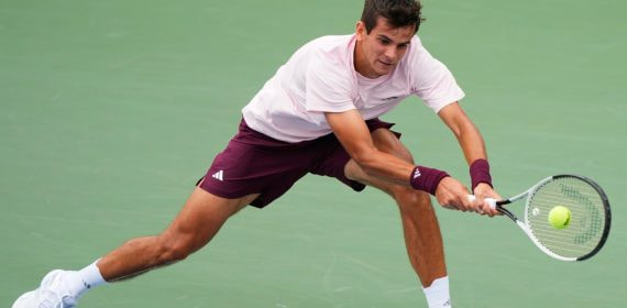 Rafael Jódar se estira para devolver la bola de revés en el US Open