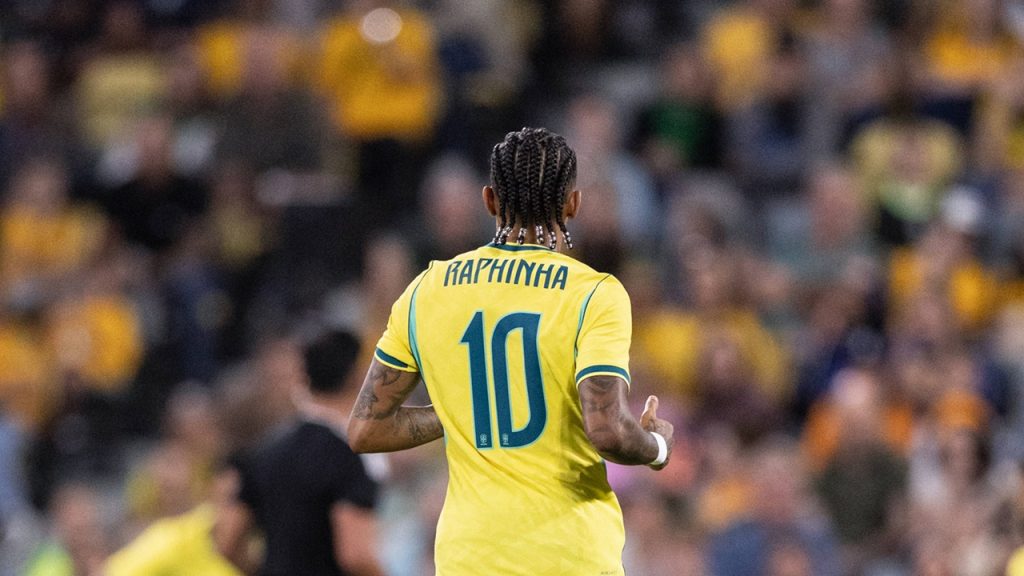 Raphinha, de espaldas, durante el partido amistoso entre Australia y Brasil, en el que marcó un gol de penalti y acabó siendo sustituido por molestias.