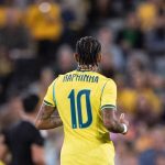 Raphinha, de espaldas, durante el partido amistoso entre Australia y Brasil, en el que marcó un gol de penalti y acabó siendo sustituido por molestias.