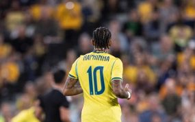 Raphinha, de espaldas, durante el partido amistoso entre Australia y Brasil, en el que marcó un gol de penalti y acabó siendo sustituido por molestias.