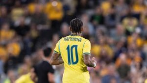 Raphinha hereda el mítico ’10’ de Brasil y ya ejerce como líder