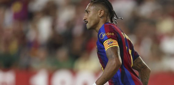 Raphinha aprieta los puños celebrando uno de los tres goles anotados ante el Sevilla en el Ramón Sánchez-Pizjuán.