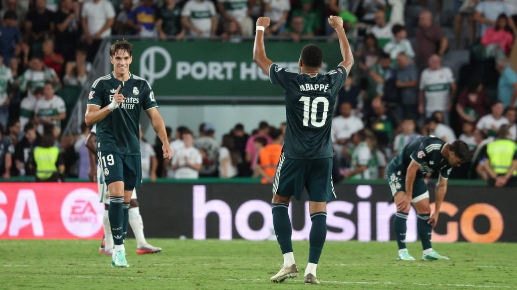 Carlos Espí celebra junto a Kylian Mbappé el gol de la sufrida victoria del Real Madrid en Elche.