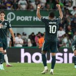 Carlos Espí celebra junto a Kylian Mbappé el gol de la sufrida victoria del Real Madrid en Elche.
