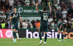 Carlos Espí celebra junto a Kylian Mbappé el gol de la sufrida victoria del Real Madrid en Elche.