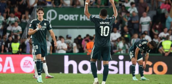 Carlos Espí celebra junto a Kylian Mbappé el gol de la sufrida victoria del Real Madrid en Elche.