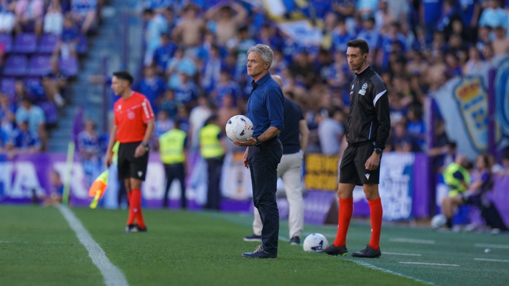 Fran Escribà sujentando un balón en el área técnica del Estadio José Zorrilla durante el partido entre el Valladolid y el Oviedo de Liga HyperMotion 2026/27.