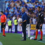Fran Escribà sujentando un balón en el área técnica del Estadio José Zorrilla durante el partido entre el Valladolid y el Oviedo de Liga HyperMotion 2026/27.