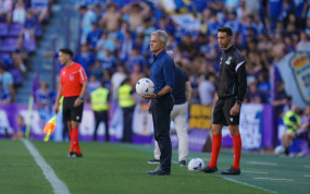 Fran Escribà sujentando un balón en el área técnica del Estadio José Zorrilla durante el partido entre el Valladolid y el Oviedo de Liga HyperMotion 2026/27.