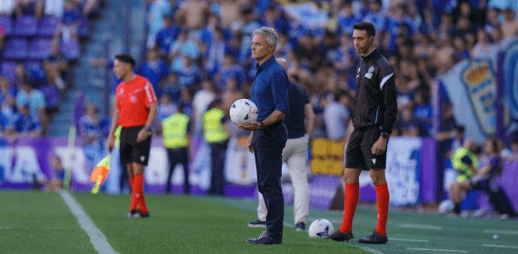 Fran Escribá sujentando un balón en el área técnica del Estadio José Zorrilla durante el partido entre el Valladolid y el Oviedo de Liga HyperMotion 2026/27.