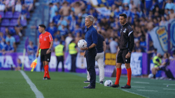 Fran Escribá sujentando un balón en el área técnica del Estadio José Zorrilla durante el partido entre el Valladolid y el Oviedo de Liga HyperMotion 2026/27.