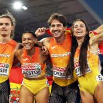 Los cuatro relevistas españoles del 4x100 mixto celebran el bronce en el Europeo de Birmingham