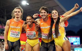 Los cuatro relevistas españoles del 4x100 mixto celebran el bronce en el Europeo de Birmingham
