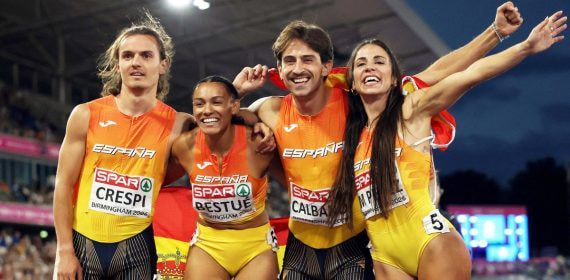 Los cuatro relevistas españoles del 4x100 mixto celebran el bronce en el Europeo de Birmingham
