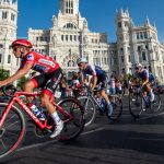 Remco Evenepoel rueda con el maillot rojo de líder por la plaza de Cibeles en la última etapa de la Vuelta 2022