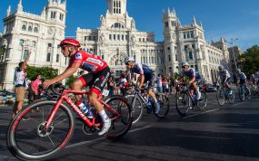 Remco Evenepoel rueda con el maillot rojo de líder por la plaza de Cibeles en la última etapa de la Vuelta 2022