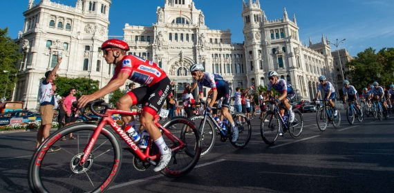 Remco Evenepoel rueda con el maillot rojo de líder por la plaza de Cibeles en la última etapa de la Vuelta 2022