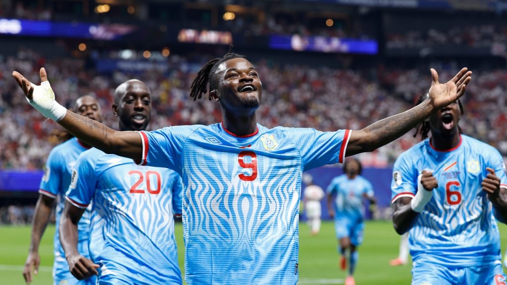 Brian Cipenga, que ha pasado del Castellón al Almería en verano, celebra el gol anotado en el RD Congo - Inglaterra del Mundial 2026.