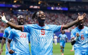 Brian Cipenga, que ha pasado del Castellón al Almería en verano, celebra el gol anotado en el RD Congo - Inglaterra del Mundial 2026.