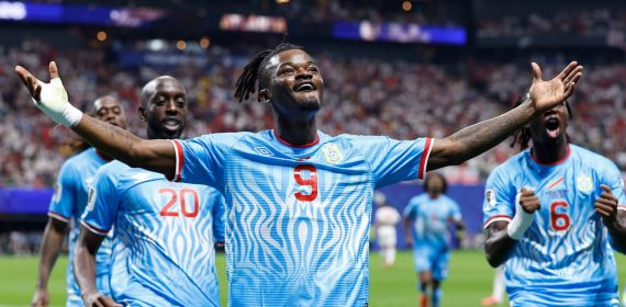 Brian Cipenga, que ha pasado del Castellón al Almería en verano, celebra el gol anotado en el RD Congo - Inglaterra del Mundial 2026.