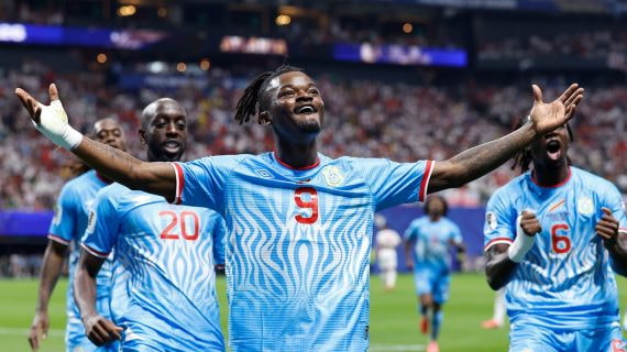 Brian Cipenga, que ha pasado del Castellón al Almería en verano, celebra el gol anotado en el RD Congo - Inglaterra del Mundial 2026.