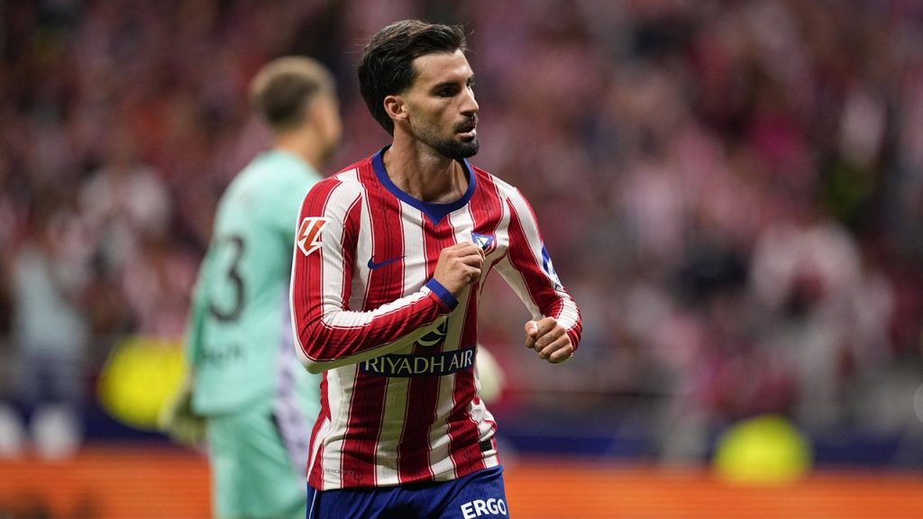 Álex Baena se señala el escudo del Atlético de Madrid en la celebración de su gol ante Osasuna en el Estadio Metropolitano.