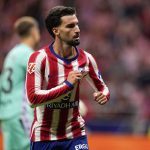 Álex Baena se señala el escudo del Atlético de Madrid en la celebración de su gol ante Osasuna en el Estadio Metropolitano.
