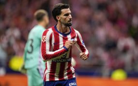 Álex Baena se señala el escudo del Atlético de Madrid en la celebración de su gol ante Osasuna en el Estadio Metropolitano.