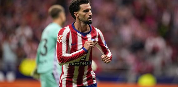 Álex Baena se señala el escudo del Atlético de Madrid en la celebración de su gol ante Osasuna en el Estadio Metropolitano.