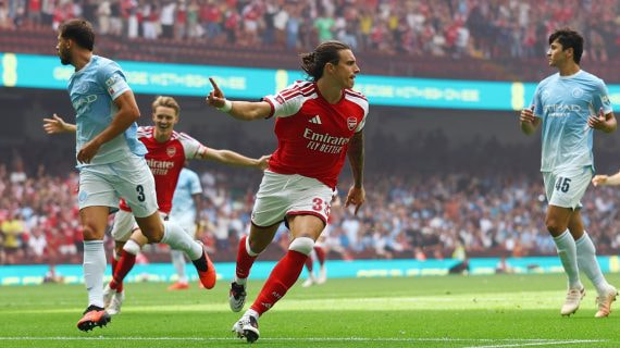 Riccardo Calafiori celebra el gol anotado para el Arsenal en la Community Shield 2026 ante el Manchester City.