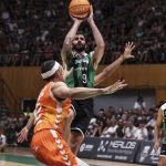 Ricky Rubio conduce el balón con el Joventut en el Olímpic Arena de Badalona