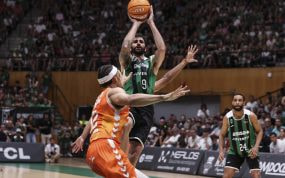 Ricky Rubio conduce el balón con el Joventut en el Olímpic Arena de Badalona
