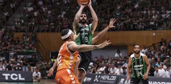 Ricky Rubio conduce el balón con el Joventut en el Olímpic Arena de Badalona