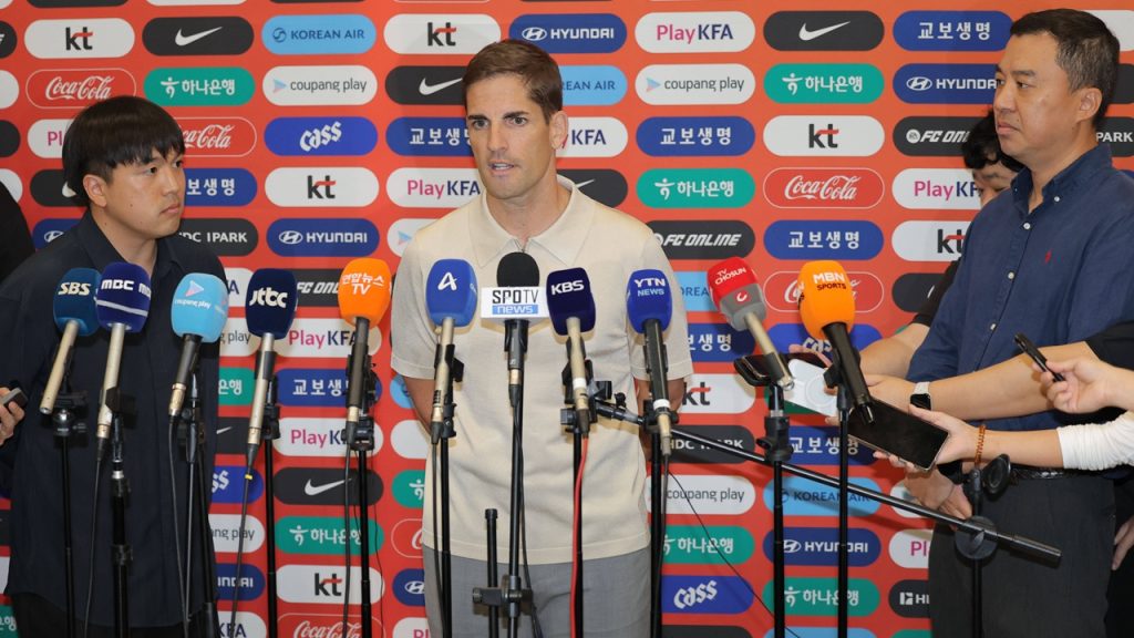 Robert Moreno, durante su presentación oficial como nuevo seleccionador de fútbol de Corea del Sur.