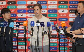 Robert Moreno, durante su presentación oficial como nuevo seleccionador de fútbol de Corea del Sur.