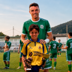 Roberto Bautista posa junto a un joven futbolista en un campo de fútbol tras incorporarse al CD Els Ibarsos después de su retirada del tenis.