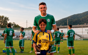Roberto Bautista posa junto a un joven futbolista en un campo de fútbol tras incorporarse al CD Els Ibarsos después de su retirada del tenis.