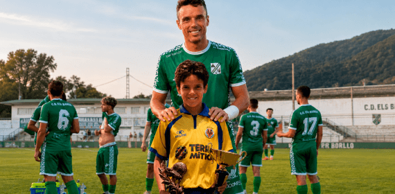 Roberto Bautista posa junto a un joven futbolista en un campo de fútbol tras incorporarse al CD Els Ibarsos después de su retirada del tenis.