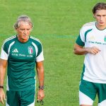 Roberto Mancini junto a Francesco Pio Esposito durante un entrenamiento de la selección de Italia en el parón de septiembre de 2026.