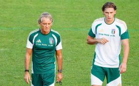 Roberto Mancini junto a Francesco Pio Esposito durante un entrenamiento de la selección de Italia en el parón de septiembre de 2026.