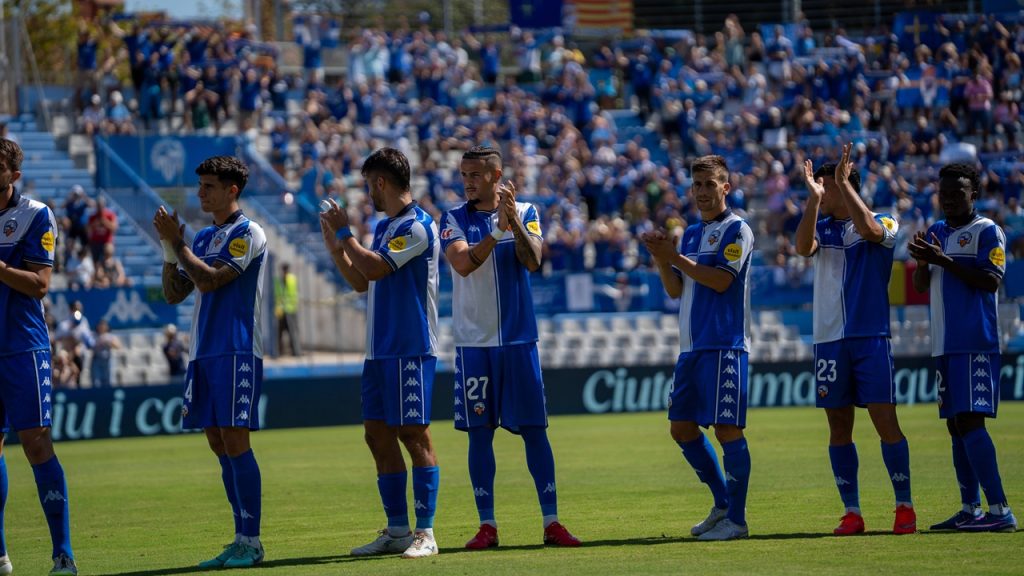 Varios jugadores del Sabadell saludan a la aficióm de la Nova Creu Alta en los prolegómenos del partido ante el Real Oviedo de LaLiga HyperMotion 2026/27.