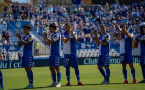 Varios jugadores del Sabadell saludan a la aficióm de la Nova Creu Alta en los prolegómenos del partido ante el Real Oviedo de LaLiga HyperMotion 2026/27.