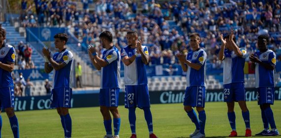 Varios jugadores del Sabadell saludan a la aficióm de la Nova Creu Alta en los prolegómenos del partido ante el Real Oviedo de LaLiga HyperMotion 2026/27.