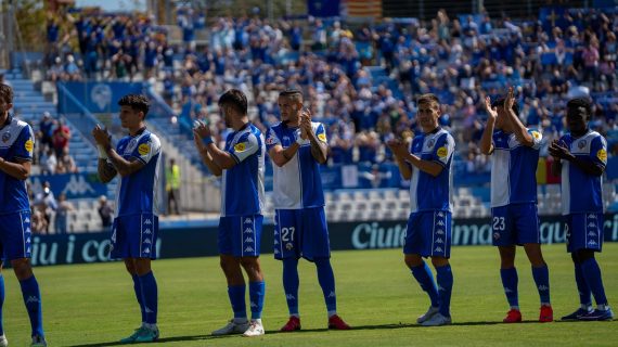 Varios jugadores del Sabadell saludan a la aficióm de la Nova Creu Alta en los prolegómenos del partido ante el Real Oviedo de LaLiga HyperMotion 2026/27.