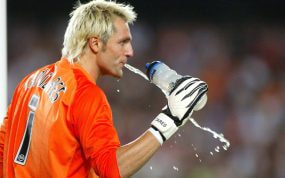 Santi Cañizares, en una imagen de archivo, durante un partido entre el FC Barcelona y el Valencia CF en septiembre de 2006.