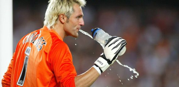 Santi Cañizares, en una imagen de archivo, durante un partido entre el FC Barcelona y el Valencia CF en septiembre de 2006.