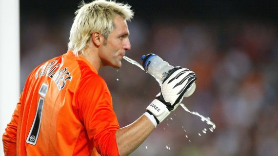 Santi Cañizares, en una imagen de archivo, durante un partido entre el FC Barcelona y el Valencia CF en septiembre de 2006.